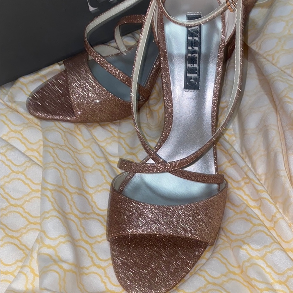 Vera Wang Gold and Pink Heels Elegant Formal Footwear